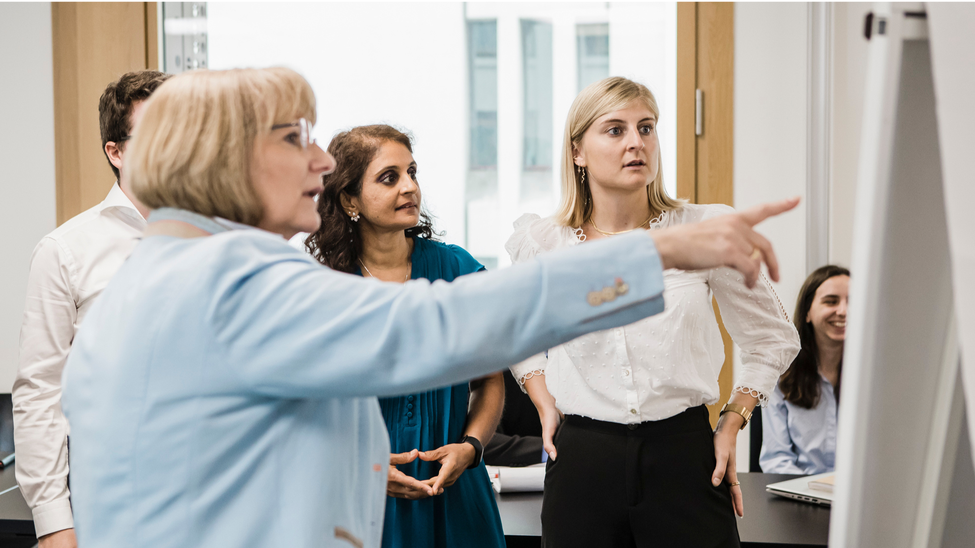 Gruppe diskutiert Unconscious Bias Trainings vor einem Flipchart