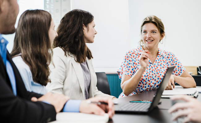 Personen diskutieren Dienstleistungen in einem Meeting